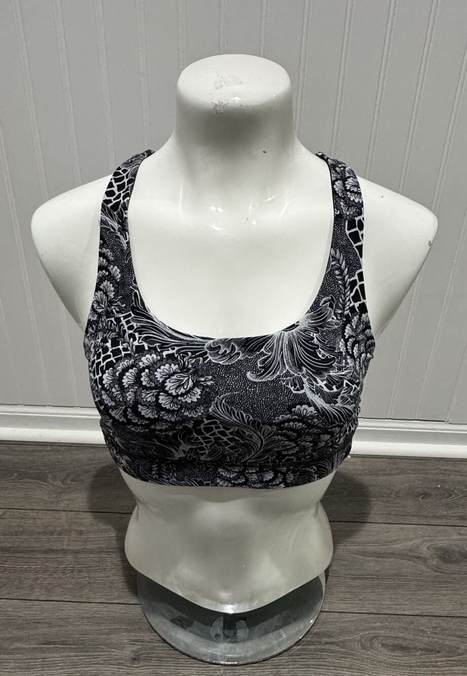 Lululemon Size 6 Invigorate Bra Racerback Wireless Black White Floral Print